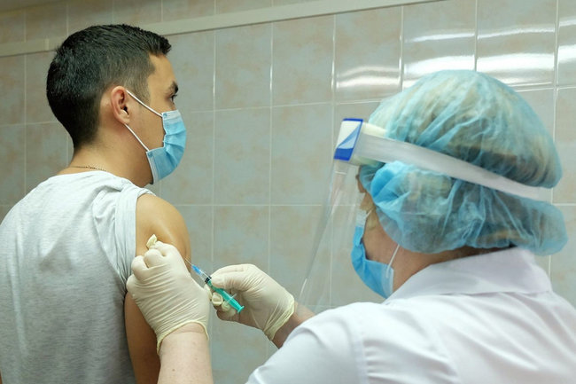 Врач из Коми заявила, что COVID-вакцинация снизила в РФ риск смерти в 40 раз