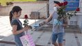 военные дарят цветы