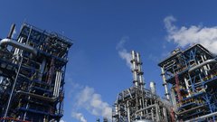 Взрыв на нефтехимическом заводе вызвал химический запах