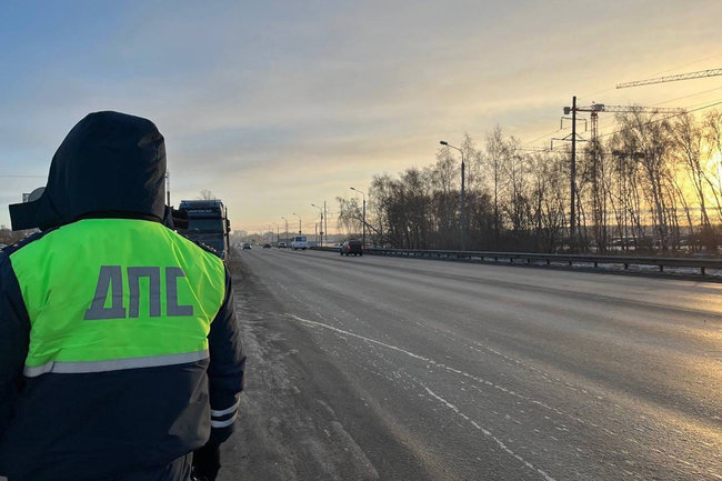Омские сотрудники ДПС спасли замерзающую на трассе девушку