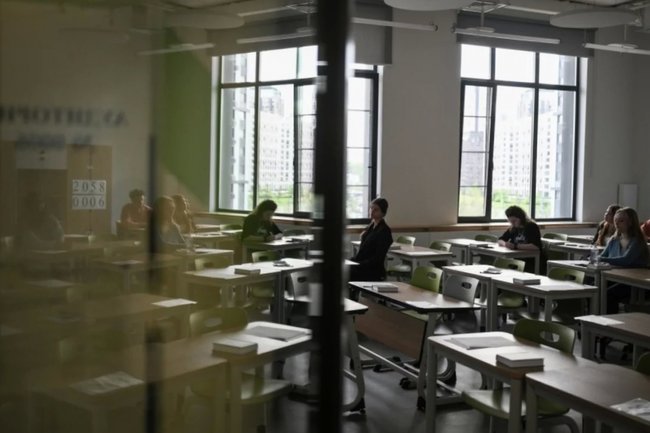 Студенты перед началом единого государственного экзамена.