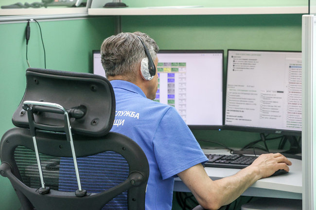 Москва. Сотрудник единого диспетчерского центра во время обработки входящего звонка. Сергей Булкин/NEWS.ru/TACC