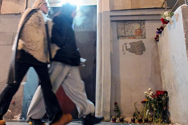 Следы от поврежденных табличек журналистки Анне Политковской