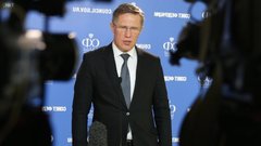 Министр здравоохранения России оказал помощь пассажиру на самолете