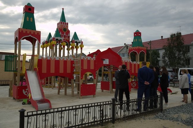 В Салехарде депутаты проинспектировали новые детские площадки