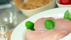 Сочетание куриного филе, лука и сыра — быстрое и аппетитное мясное блюдо на целый противень