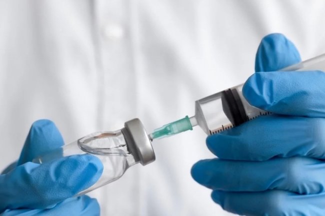 Эксперт считает, что персонализированные мРНК-вакцины против меланомы становятся логичным продолжением иммунотерапии, показавшей свою эффективность в борьбе с этим видом рака.