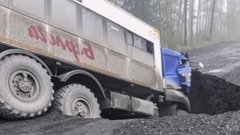 КамАЗ провалился в яму из-за разрушенной дороги в Якутии