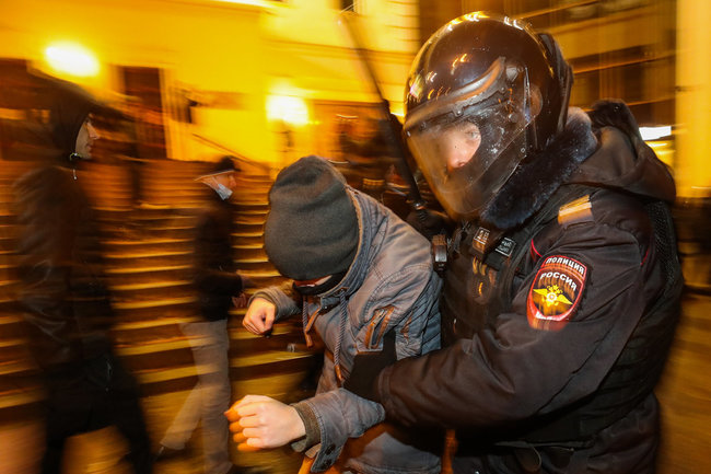 В России вынесен первый приговор по делу о нападении на полицейского на митинге 23 января