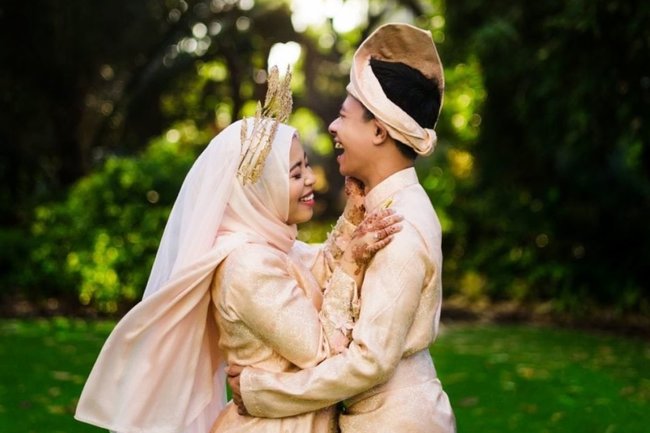 Мужчина вступил в брак с женщиной, которая на 23 года его старше. Свадьба в Малайзии