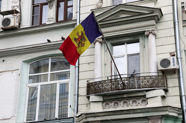 Молдавия флаг 