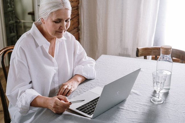 женщина пожилая женщина пенсионер предпенсионер пенсионерка предпенсионерка пенсия отдых чтение досуг компьютер ноутбук 