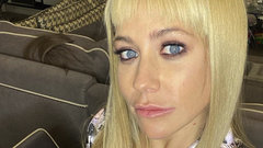 Юлия Барановская занимается уборкой и заботится о подсвечниках в храме