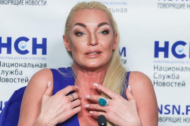 Балерина Анастасия Волочкова во время пресс-конференции "Война продолжится. Анастасия Волочкова против Большого театра" в пресс-центре информационного агентства "Национальная служба новостей". Конфликт Волочковой с администрацией Большого театра начался в 2000 году. В 2003 году театр отказался подписать с балериной очередной годовой контракт, сославшись на ее физическую форму, в результате чего Анастасия подала иск на 95 миллионов рублей о признании незаконным предоставление ей неоплачиваемого 11-летнего отпуска, однако суд отклонил иск. Сергей Карпухин/ТАСС