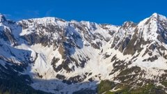 МЧС Киргизии сообщило об обнаружении вещей пропавших альпинистов
