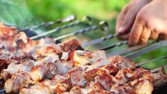 Шашлыки и пикники: как защитить желудок в период выездов на природу