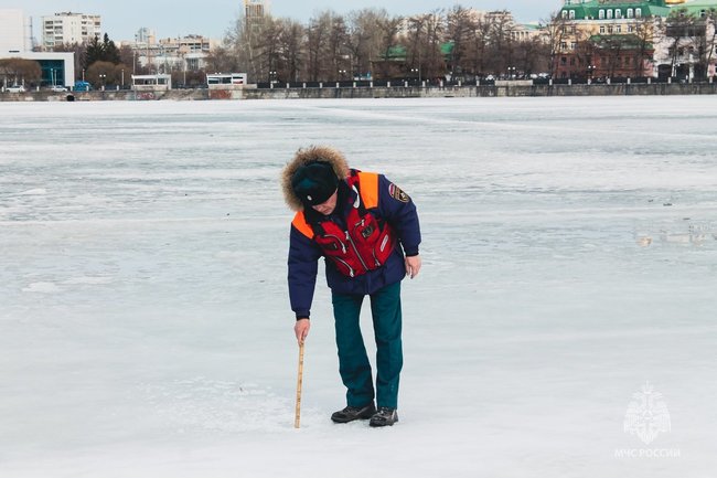 За выходные пять человек провалились под лед в Свердловской области мчс спасатель 
