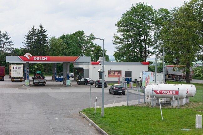 АЗС Orlen в Польше. Архивный снимок; видимые цены не являются актуальными. Автор: Jacek Halicki. CC BY-SA 4.0. Источник: https://commons.wikimedia.org/wiki/File:2024_K%C5%82odzko,_ul._Dusznicka,_stacja_Orlen_(1).jpg. Лицензия: https://creativecommons.org/licenses/by-sa/4.0. Обработка: масштабирование и кадрирование штатной функцией CMS.