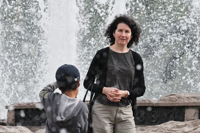 Москва. Женщина с ребенком у фонтанного комплекса на Манежной площади. Софья Сандурская/ТАСС