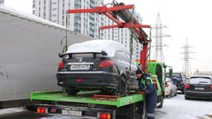 Легковой автомобиль провалился в яму на улице Судостальская в Новороссийске: машину эвакуировали