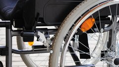 В Новосибирске неизвестный атаковал автомобиль женщины с инвалидностью