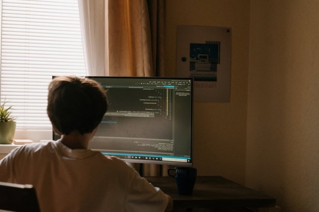 компьютер программирование программист хакер подросток домашнее обучение
