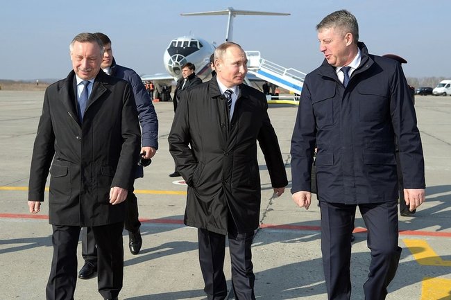 Александр Богомаз (справа) принимает в Брянской области Александра Беглова и Владимира Путина