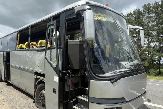 Автобус после удара беспилотника в Брянской области