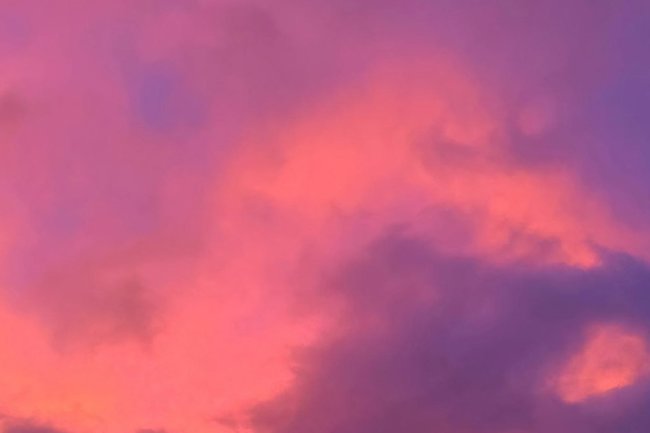 фиолетовое небо над Москвой