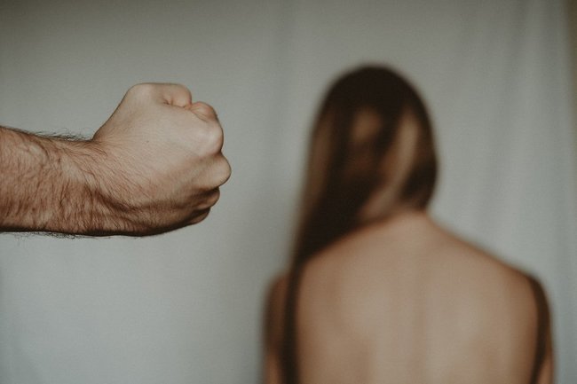 домашние насилие агрессия драка мужчина женщина абьюзер
