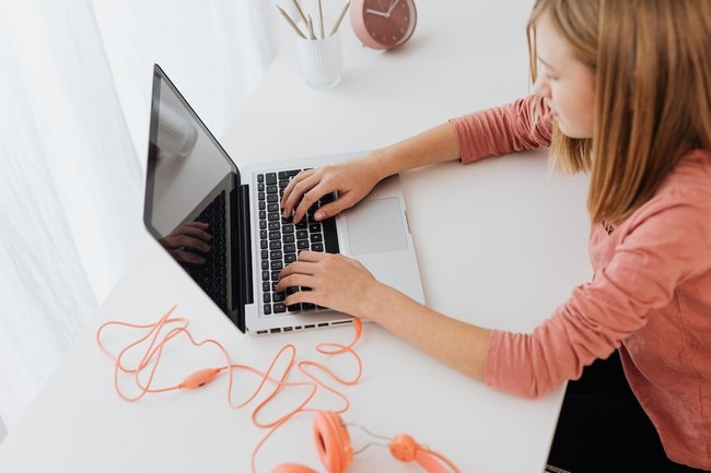 подросток компьютер учеба ноутбук интернет ребенок 