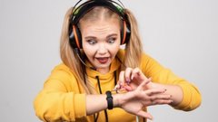 Молодые россияне выбирают проводные наушники чаще