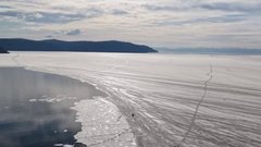 Туристу удалось выбраться из автомобиля, утонувшего на Байкале