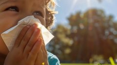 Педиатр Мария Кулкина объяснила, можно ли гулять с ребенком при насморке