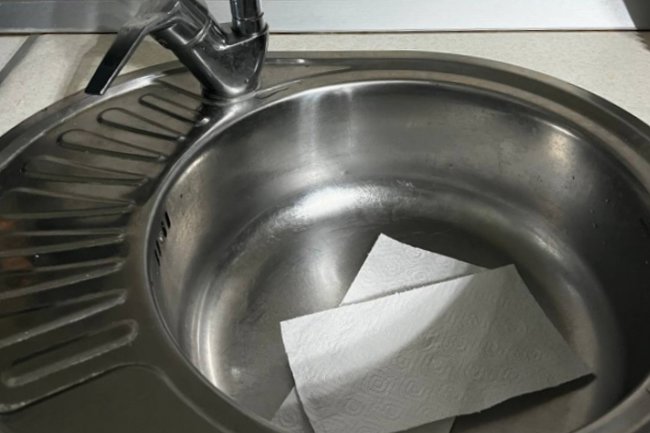 Перед отпуском я всегда засыпаю бумагу в раковину и не сливаю воду в туалете — почему