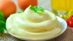 Полезные альтернативы майонезу для новогодних салатов, рекомендованные россиянам
