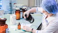 аптека фармацевт производство лекарств производство лекарства  изготовление лекарства изготовление препарата препарат лаборатория 