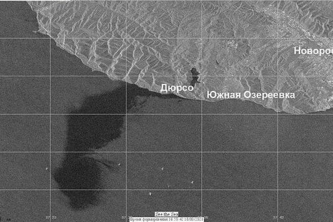 В Черном море у Новороссийска обнаружили огромное нефтяное пятно