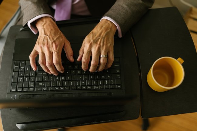 мужчина пожилой мужчина пенсионер предпенсионер пенсия компьютер работающий пенсионер руки бизнесмен офис предприниматель 