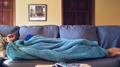 Упражнение на диване, которое помогает снижать давление, назвали российские эксперты