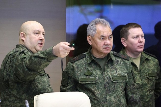 Министр обороны Сергей Шойгу и командующий объединённой группировкой войск (сил) в районе проведения СВО генерал армии Сергей Суровикин (слева).