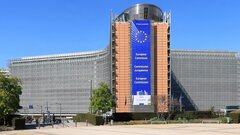 Politico: Сотрудники Еврокомиссии чаще обращаются к психиатрам из-за травли на работе