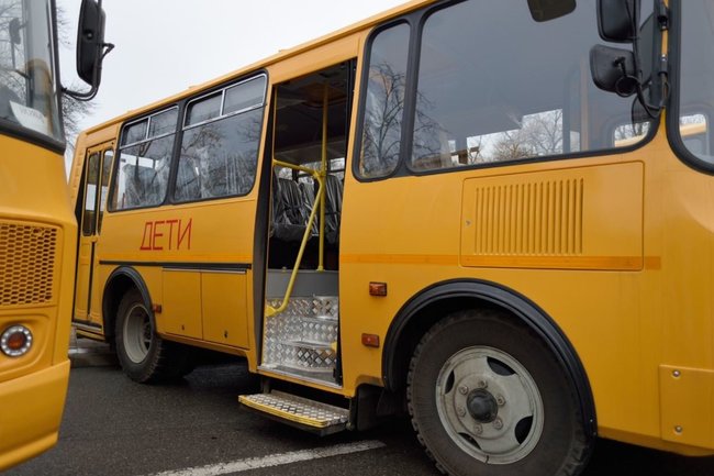В Майкопе школам передали 12 автобусов