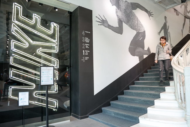 Магазин Nike на улице Кузнецкий Мост. По сообщению президента IRG Тихона Смыкова, американский производитель обуви и одежды Nike не продлил франчайзинговое соглашение с Inventive Retail Group (IRG), которой принадлежит самая большая в России монобрендовая сеть магазинов ретейлера. Вячеслав Прокофьев/ТАСС
