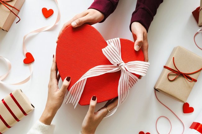 Мужчины в России рассказали о своих затратах на подарки для женщин