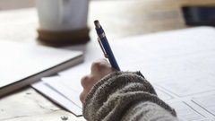 Жительница России получила останки сына в коробке от обуви и начала писать ему письма