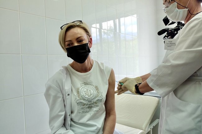 Пишите, звоните: губернатор Андрей Травников поручил региональному минздраву обеспечить бесперебойные поставки вакцины от коронавируса