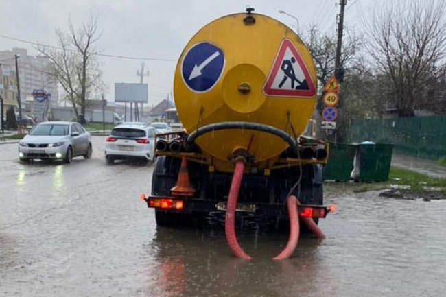 Для устранения последствий непогоды в Краснодаре начала дежурить водооткачивающая техника