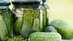 Кулинар Синицын призвал не экспериментировать с уксусом для правильной закрутки консервов