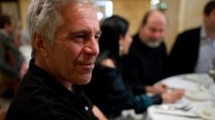 Отец Илона Маска утверждает, что Джеффри Эпштейн жив